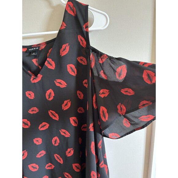 Torrid Women's Semi Sheer Black and Red Kiss Blouse Size 0 Plus Casual - Picture 4 of 5